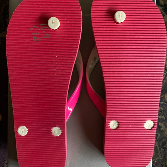 New BCBG Generation flip flops size 7 - Picture 3 of 4